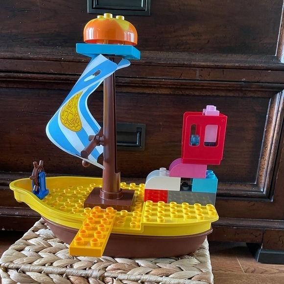 Lego x Disney duplex Jake the Pirate ship with random bricks - Picture 2 of 5